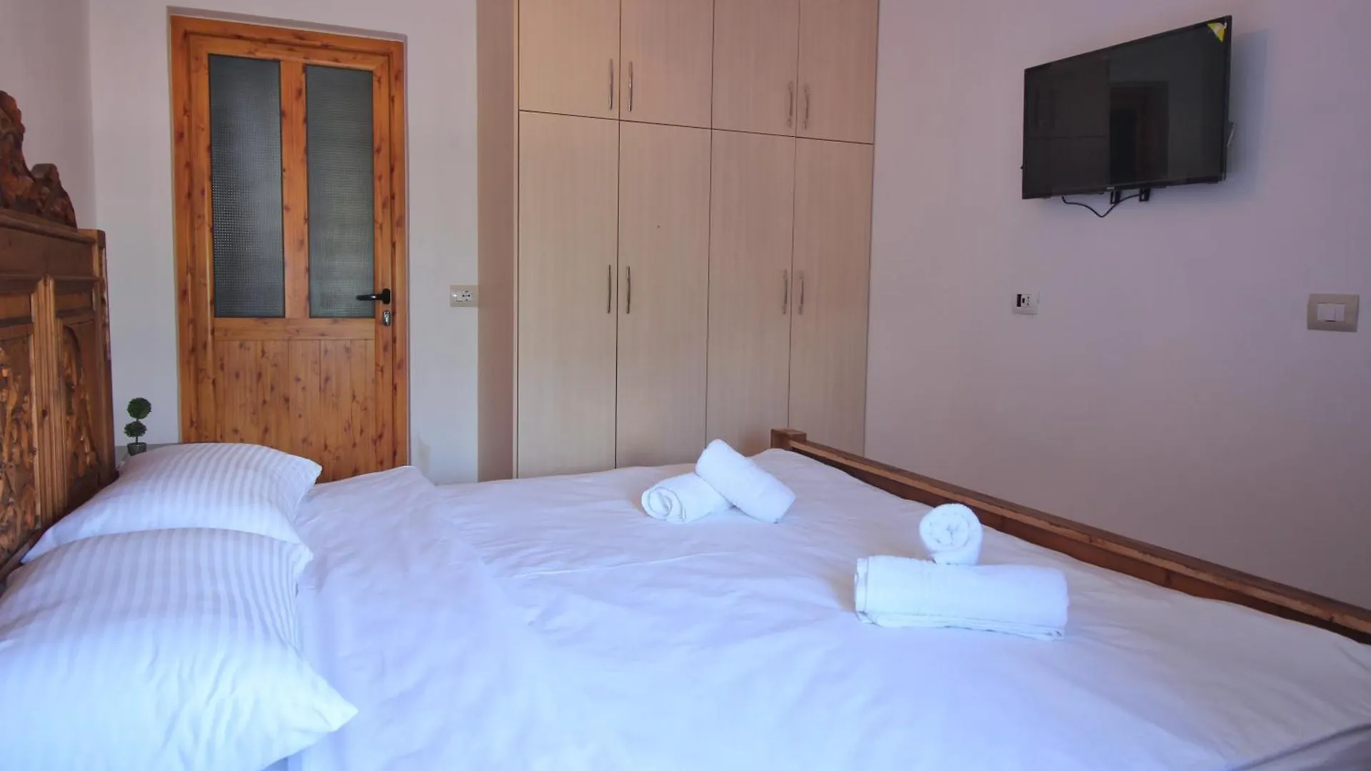 Guri Guesthouse Gjirokastër Bed & Breakfast