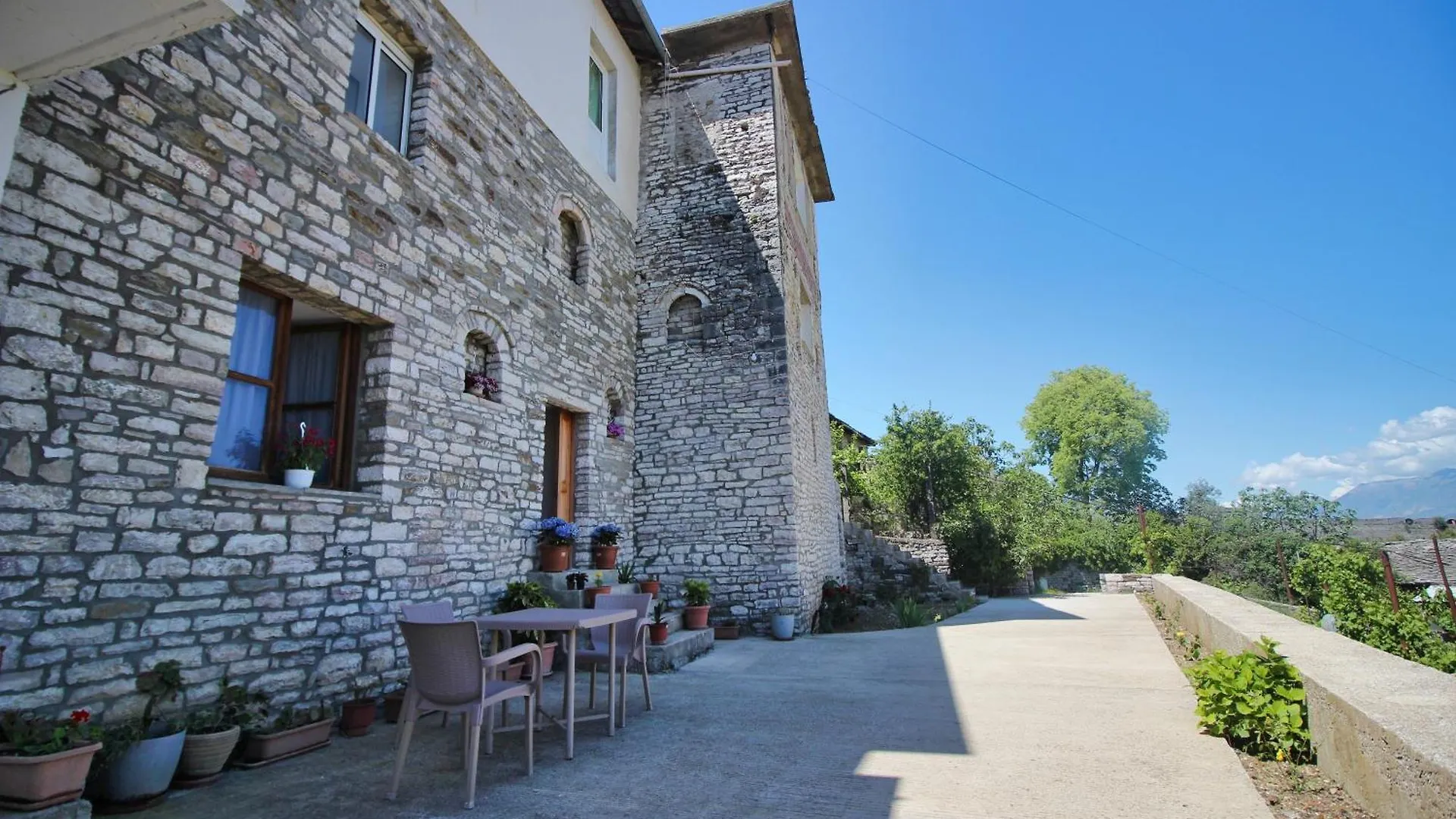 Guri Guesthouse Gjirokastër Bed & Breakfast