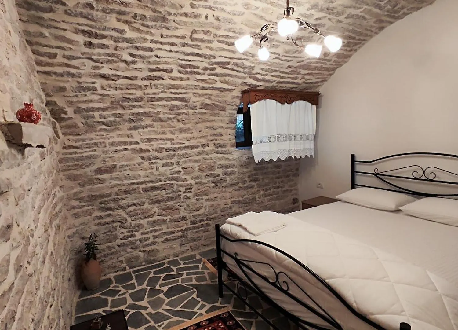 Guri Guesthouse Gjirokastër Bed & Breakfast